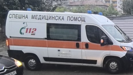 Работник е с опасност за живота, след като бе прегазен от товарен автомобил