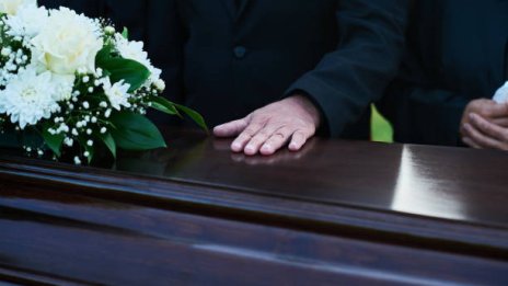 Дъщеря откри непознат в ковчега на майка си, облечен в нейните дрехи