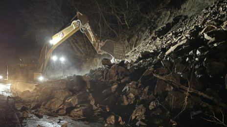 За втори път: Затвориха пътя за Велинград заради свлякла се скална маса 