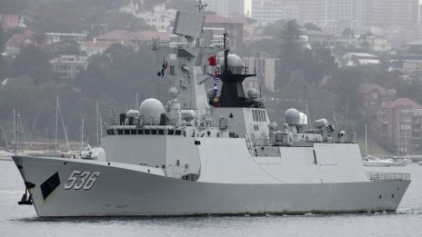 Китайска фрегата тип 054A в 20-часова конфронтация с разрушител от САЩ