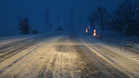 АПИ: 13 области с жълт код за снеговалеж утре, шофьорите да тръгват на път подготвени