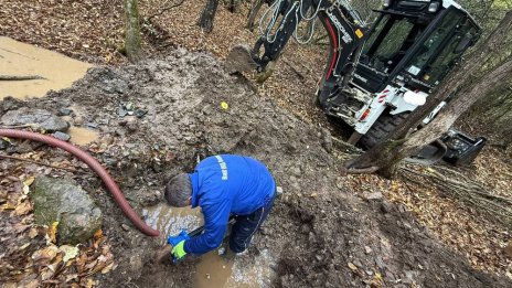 Пробит с бургия водопровод е нарушила водоснабдяването на село Боснек