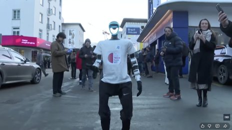 Роботи дефилираха по улиците на Давос ВИДЕО