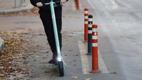 Младеж е в тежко състояние след като се блъснал с тротинетка в стълб 