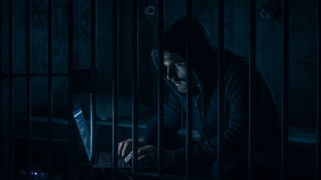  Пандизчия хакер проникнал в базата данни на затвора и променял присъди