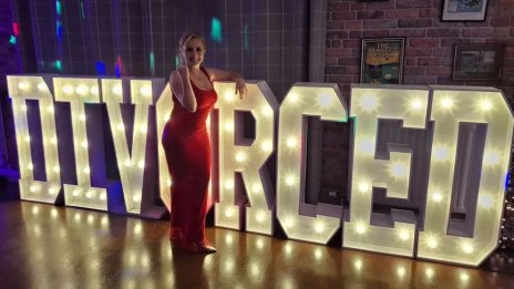 Жена отпразнува развода си с пищно парти и 90 гости 