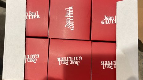 Иззеха имитации на маркови парфюми от товарен автомобил