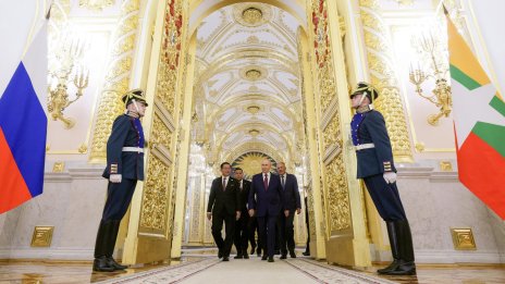 "Парите под дюшека" се завръщат в Русия: милиарди напускат банките заради страх от Кремъл