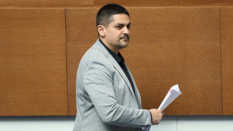 Радостин Василев за скандалите в НС: Дори не се бият като хората 