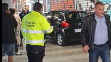 Със 76 евро глобиха шофьора на колата, "слязла" в подлеза на Орлов мост ВИДЕО