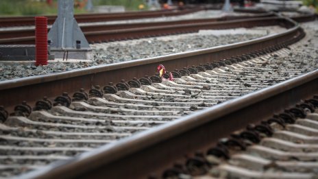Дизелов локомотив се запали в движение, горя на гарата в Хасково