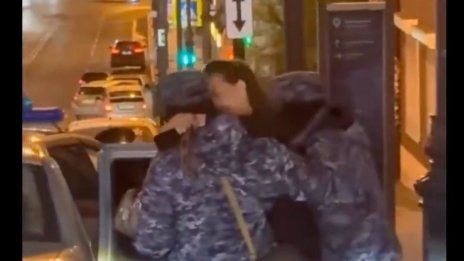 Рускиня награби да целува войник, дошъл да я арестува ВИДЕО