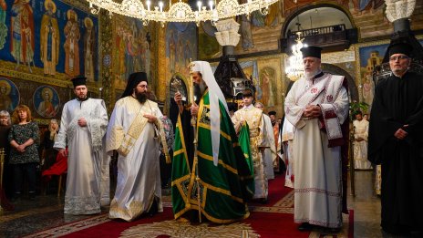 Патриарх Даниил отслужи Василиева света литургия за Велика Събота СНИМКИ