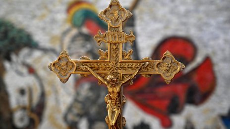Кръст падна и уби свещеник по време на литургия