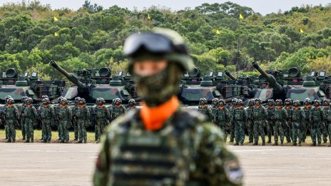 Китай мобилизира армада от цивилни кораби за нахлуване в Тайван