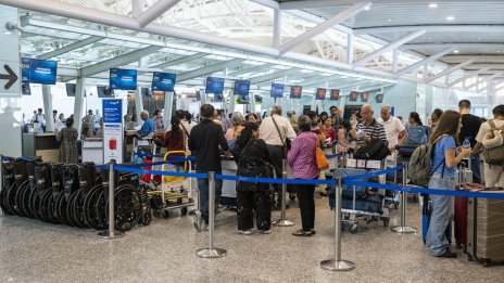 Стотици хиляди пътници са блокирани на летищата заради напрежението в Иран