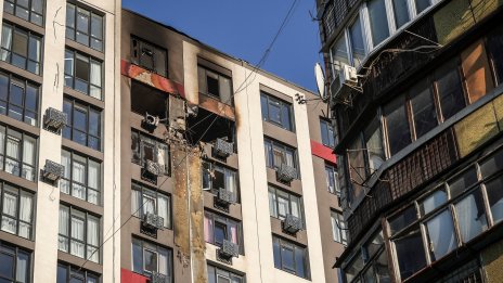 Шок и ужас в Киев: Русия удари с балистични ракети, поразен е 9-етажен блок, има жертви и в Днепър