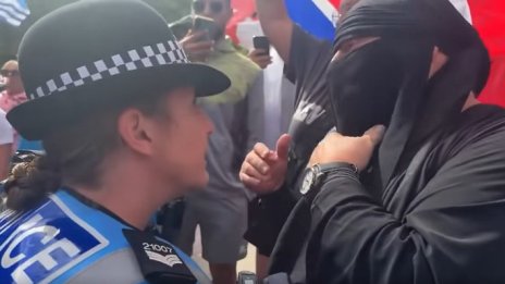 Протестиращ с бурка пред полицайка: Чувствам се "джендър флуидна мюсюлманка" (ВИДЕО)
