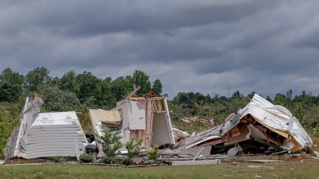 Най-малко петима души загинаха при торнадо в Бразилия