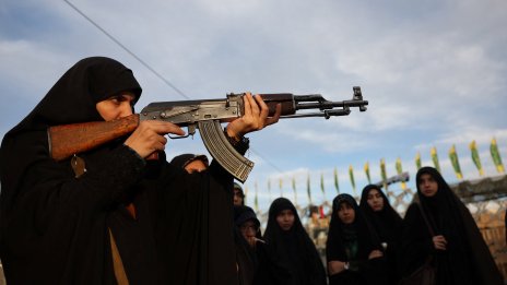 В Иран: Обучават жените как да боравят с оръжия и дронове (ВИДЕО)