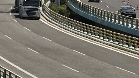 Български шофьор на камион е задържан в Гърция, бил в насрещното платно