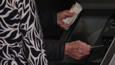 Паника в Пловдив, банкомат глътна 2100 лева и не ги отчете