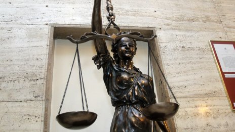 Съд защити служителка, уволнена заради порно увлечение