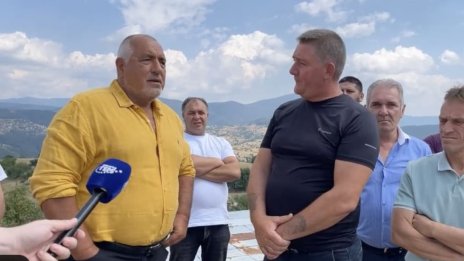 Борисов от родопско село: Пак ще ми се подиграват, че хвърлям пари от джипката