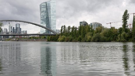 Един загинал и един ранен, след като кола с петима тийнейджъри падна в река Майн 