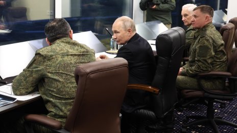 Путин наблюдава военни учения в Урал
