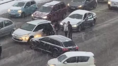 Правото на по-силния: Мъж нападна с бухалка друг шофьор, отказал му предимство ВИДЕО