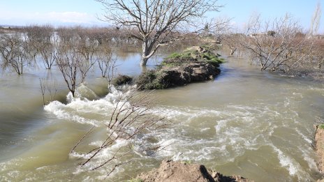 Двама загинаха в Турция, след като водна стихия отнесе колата им