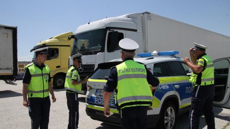Бургаската полиция хвана камиони със зърно, претоварени с до 14 тона