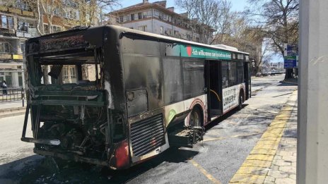 Автобус пламна и изгоря на пловдивска спирка