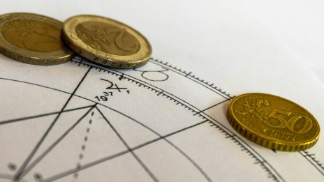 Пет зодии, които ще печелят повече пари през април