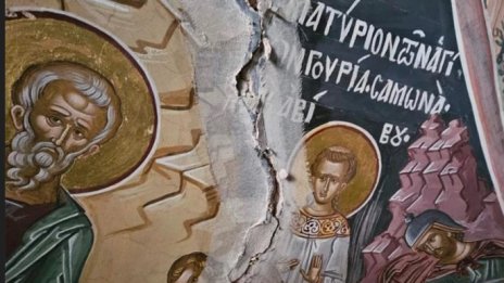 Трусът в Гърция е напукал стените на три манастира в Атон