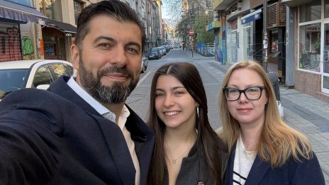 Кирил Петков гласува, втората му дъщеря на първи избори