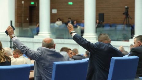 Анализатори: Опозицията е хилава, вотът на недоверие няма да мине