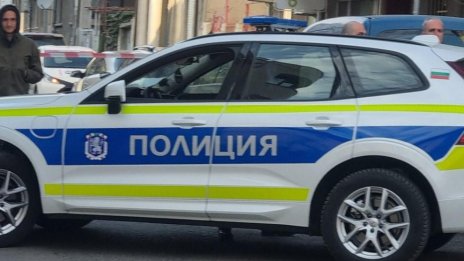 Полицията откри наркотици и незаконни оръжия в къща в Тетевенско