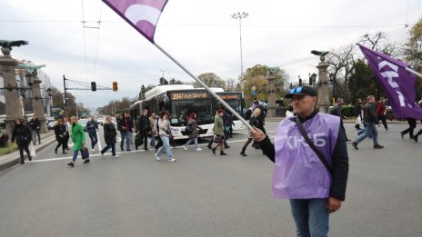 Блокаж на кръстовища в София, работещите в градския транспорт искат повече пари СНИМКИ