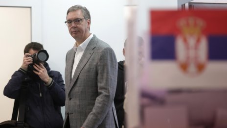 Вучич чака час и половина, за да гласува на парламентарни избори в Сърбия
