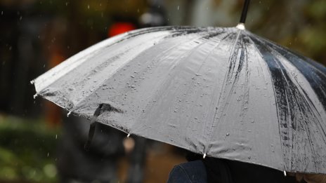 Червен код за валежи в три области, къде времето ще е опасно?