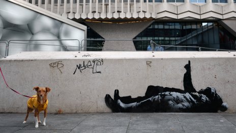 Два еднакви стенописа на Банкси се появиха в Лондон