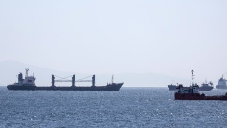 Турски търговски кораб е ударен от руски ракети, петима души са загинали