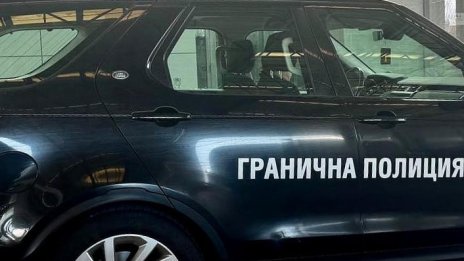 Двама гранични полицаи превозвали мигранти със служебна кола