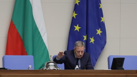 Румен Миланов удари първия звънец, "Възраждане" бойкотираха химна на ЕС