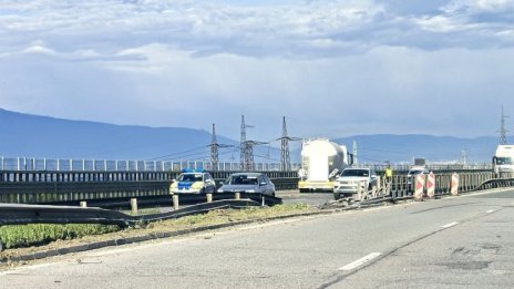 Затруднено е движението на АМ "Хемус", ТИР е самокатастрофирал 