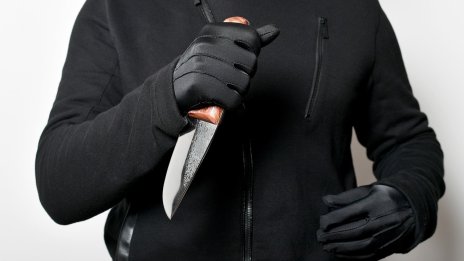 Мъж уби съквартирантката си след като се скараха заради котките им