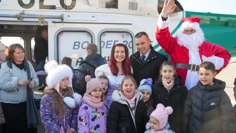 Дядо Коледа кацна с хеликоптер на летище "Васил Левски", посрещнаха го деца и полицейски кучета