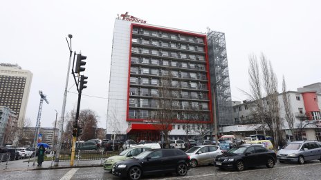 Момчето, паднало от парапет, е в изключително тежко състояние